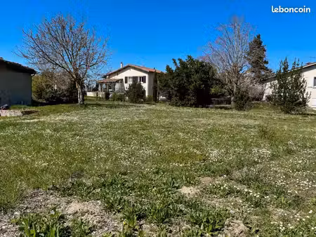 terrain 1 470 m² airoux