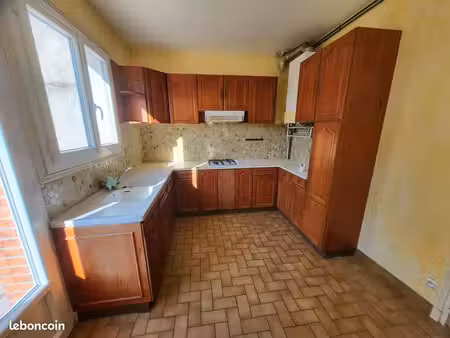 maison f5 en centre ville avec dépendances et cour à coullons