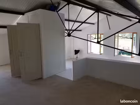 local 160m2 +100m2 parking privatif
