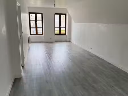 t2 50m2 plein centre de pontrieux