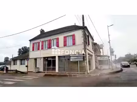 ensemble local commercial et appartement à dordives
