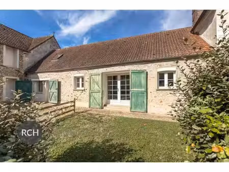 jolie petite maison ancienne dans un beau corps de ferme
