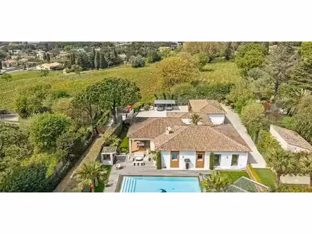villa avec piscine et terrasse zone ouest urbaine - saint-tropez (83)