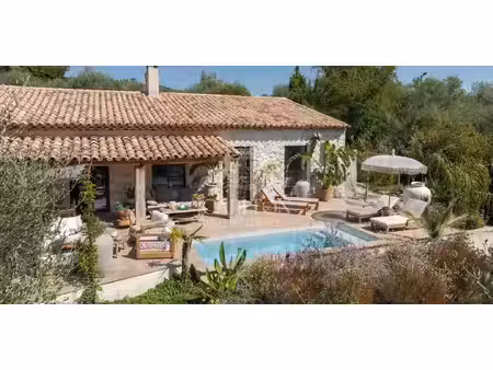 villa avec piscine et terrasse tourrettes-sur-loup (06)