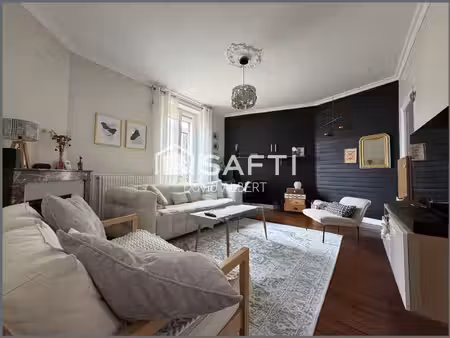 duplex de caractère avec garage à deux pas du centre ville .