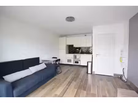 beau studio meublé avec terrasse et jardin privé