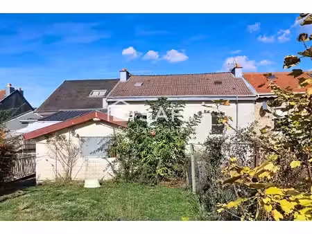maison mitoyenne de 105m2hab avec 3 chambres et jardin.