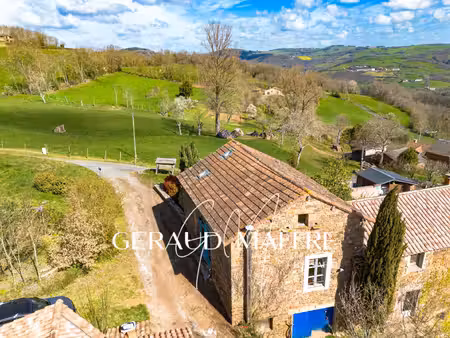 belle demeure en pierre au cœur d'un hameau retiré
