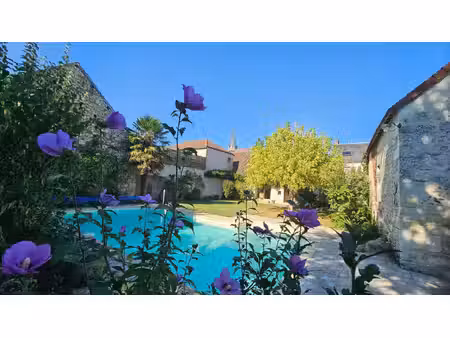 bien d’exception au cœur du village  avec jardin et piscine chauffée et climatisation.