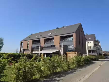 lumineux apt 2 ch de ± 80m² avec terrasse et pkg et cave !