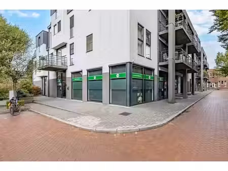 de vastes bureaux situés dans un emplacement central à konti