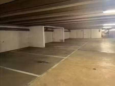 place dans un garage collectif de 0 pièces principales