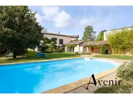 charbonnieres les bains - maison familiale - 235m2 - t5 - jardin 1.100 m2 avec piscine