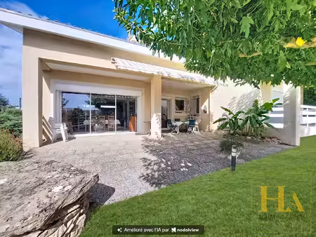 à proximité immédiate du centre-ville maison de qualité de 171 m² avec piscine sur 1 539 m