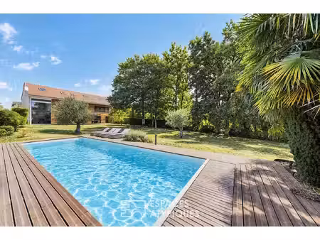 maison contemporaine avec grand jardin et piscine