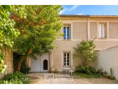 maison de village avec extérieur et grandes dépendances