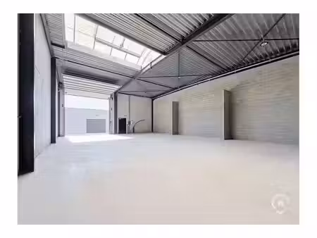 surface commerciale à louer à rue du clairon 20 anseremme (vbe76029)