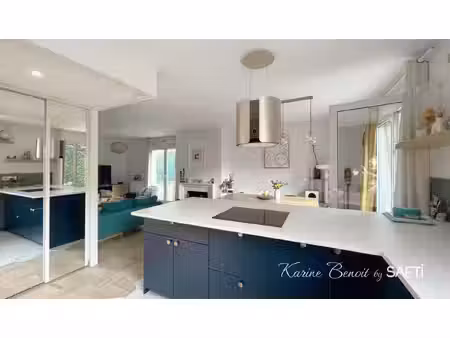 maison contemporaine de 1990 idéale pour une grande famille en résidence sécurisée.