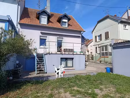maison mitoyenne dans quartier résidentiel