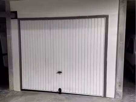 garage box fermé et sécurisé place stationnement pour stationner véhicule moto ou stockage