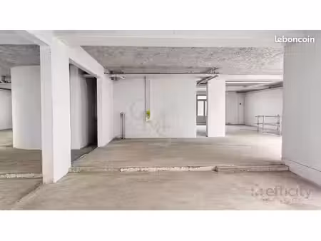 local 236 m²
