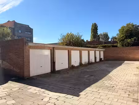 lot de 18 boxes fermés à vendre – parking privé