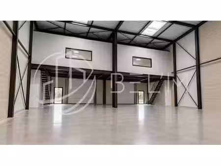 location local d’activités saint-pierre-du-perray 91280 324m²