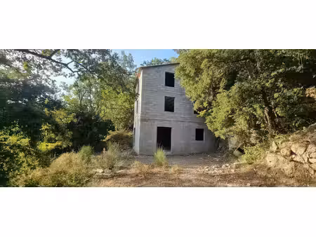 villa a finir sur plus de 9 hectares!!