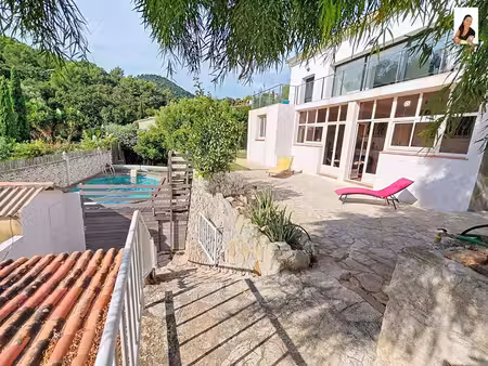 villa rénovée avec piscine et espaces complémentaire à carqueiranne