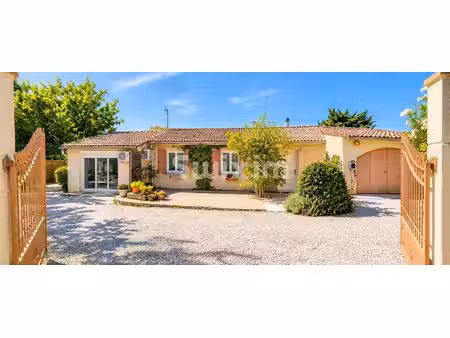 villa de plain-pied avec studio indépendant  piscine