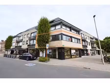 vernieuwd en lichtrijk hoekappartement pal in het centrum!