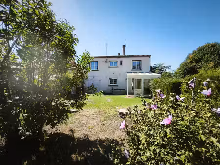 gémozac – maison familiale avec jardin et 100 m² de dépendances