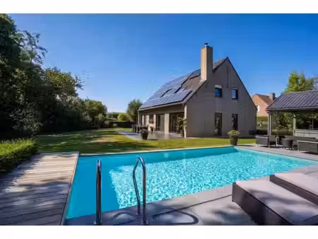 une grande villa  un immense jardin et une superbe piscine a