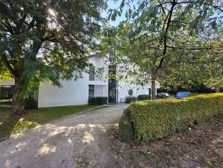 bureaux privatifs dans un cadre verdoyant près du lac de gen