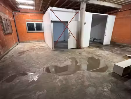 dépôt 120m2 + appartement 90m2