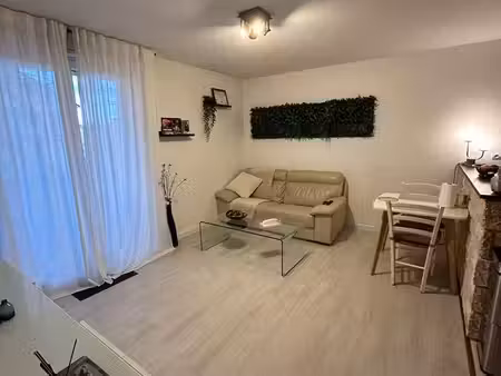 à louer – appartement f3 meublé de 58 m² avec balcons  cave et parking