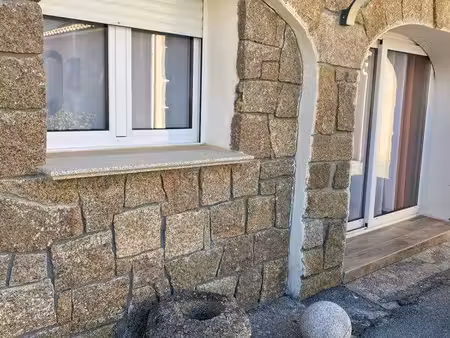 petite maison en pierre