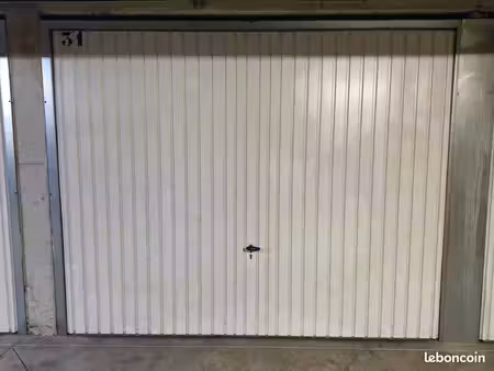box garage fermé à louer à bron
