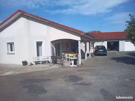 maison individuelle belle construction en brique