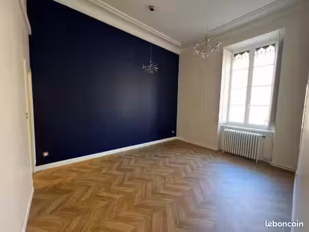 bureau au sein d’un local partagé