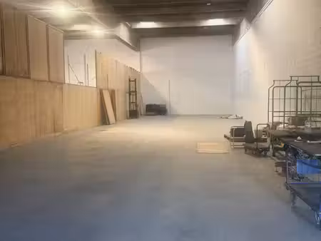 entrepôt avec quai de chargement
