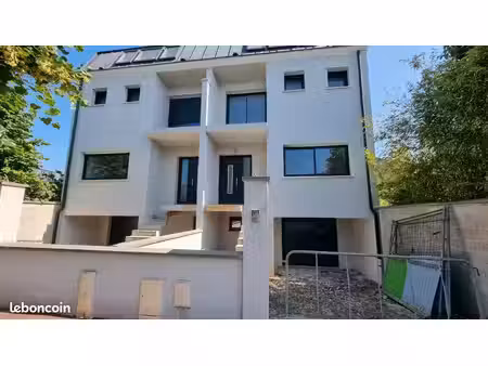 grand garage / espace de stockage 43 m² 650