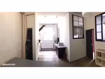 location de bureaux et d’ateliers dans une pépinière d’artistes et d'entreprises internati