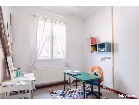 location de bureaux et d’ateliers dans une pépinière d’artistes et d'entreprises internati