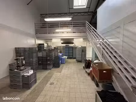 local 946 m² puymoyen