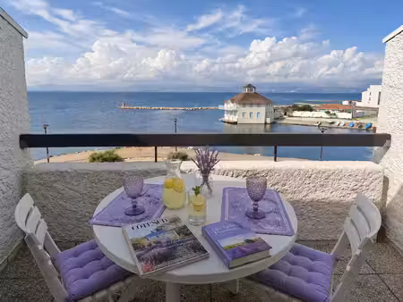 joli studio mezzanine avec superbe vue sur l'étang
