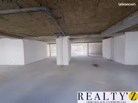 local commercial 670 m²