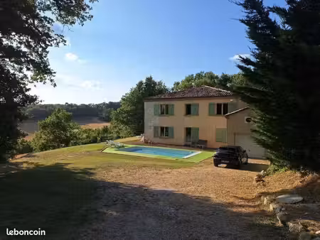très belle maison de campagne avec vue imprenable sur les vallées environnantes et le chât