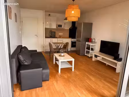 t2 meublé avec grande terrasse et parking sécurisé – 1 140 tout compris