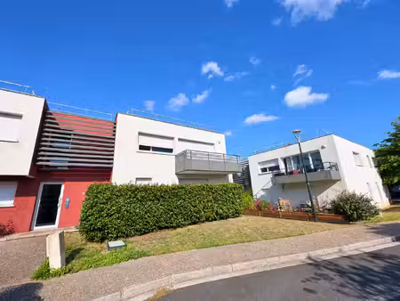 appartement t2 avec extérieur et place de parking - artigues